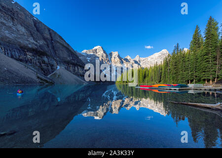 Lever du soleil sur le lac Moraine, dans le parc national Banff, Canada. Banque D'Images