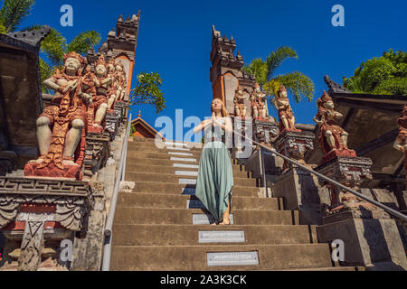 Jeune femme en tourisme temple bouddhiste Brahma Vihara Arama Banjar Bali, Indonésie Banque D'Images