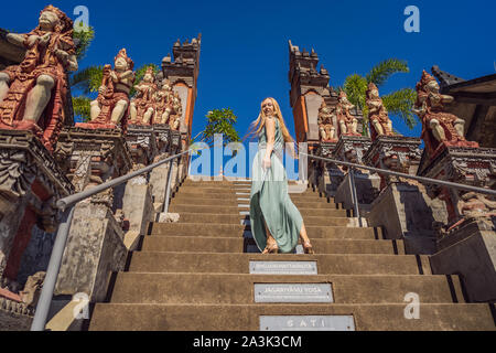 Jeune femme en tourisme temple bouddhiste Brahma Vihara Arama Banjar Bali, Indonésie Banque D'Images