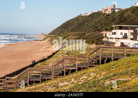 Passage en ordre décroissant vers le bas de l'escalier en bois sur dunes beach au Kwazulu-Natal, Afrique du Sud Banque D'Images