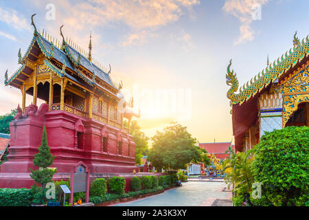 Belle vue sur le coucher de soleil de Wat Phra That Hariphunchai c'est un temple bouddhiste en voyage Lamphun, Thaïlande. 22 août 2019. Banque D'Images