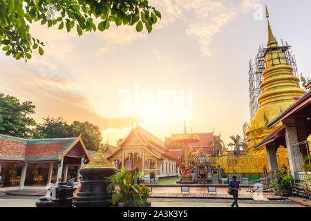 Belle vue sur le coucher de soleil de Wat Phra That Hariphunchai c'est un temple bouddhiste en voyage Lamphun, Thaïlande. 22 août 2019. Banque D'Images