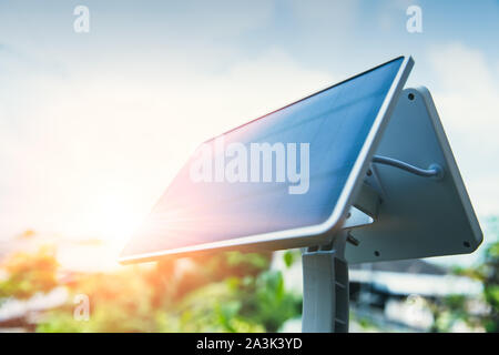 Panneau solaire ou capteur solaire la lumière extérieure pour maison écologique Banque D'Images