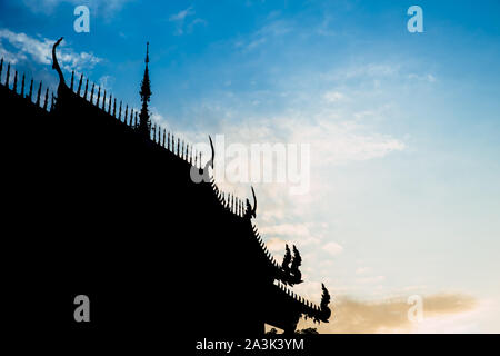 Silhouette de Thai Temple (WAT) ombre portée contre le ciel bleu magnifique art architecture of Asian Banque D'Images