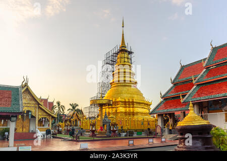 Belle vue sur le coucher de soleil de Wat Phra That Hariphunchai c'est un temple bouddhiste en voyage Lamphun, Thaïlande. 22 août 2019. Banque D'Images
