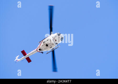 Sep 23, 2019 Santa Clara / CA / USA - Cal Fire (California Department of Forestry and Fire Protection) hélicoptère répondant à un appel d'urgence à l'al. Banque D'Images