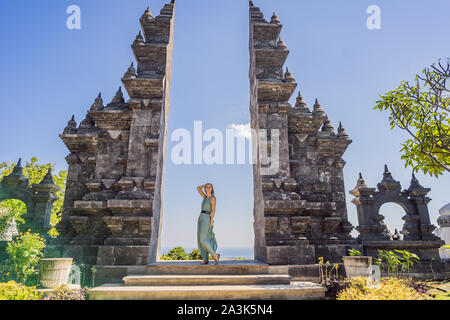 Jeune femme en tourisme temple bouddhiste Brahma Vihara Arama Banjar Bali, Indonésie Banque D'Images