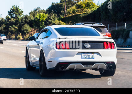 Sep 26, 2019 sur la montagne / CA / USA - Ford Mustang GT 50 ans roulant sur l'autoroute Banque D'Images