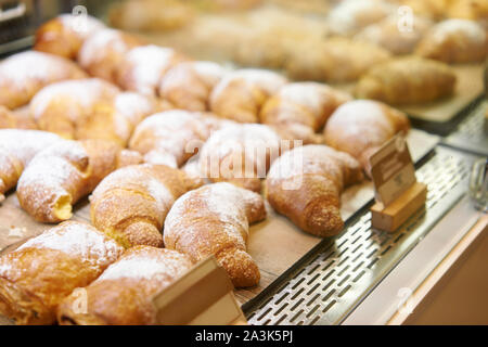Croissant frais Frais pâtisserie en vente dans le café. Acheter des produits de boulangerie savoureux pour la pause café. Dessert sucré des aliments. Banque D'Images