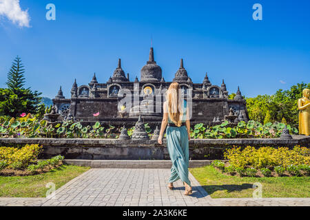 Jeune femme en tourisme temple bouddhiste Brahma Vihara Arama Banjar Bali, Indonésie Banque D'Images