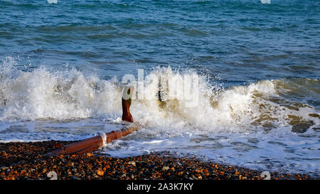 Le fracas des vagues sur la plage de Worthing West Sussex. Banque D'Images