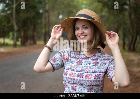 Siem Reap, Cambodge - 2 février 2017 : jolie fille blanche dans un chapeau souriant, parc à l'arrière-plan Banque D'Images