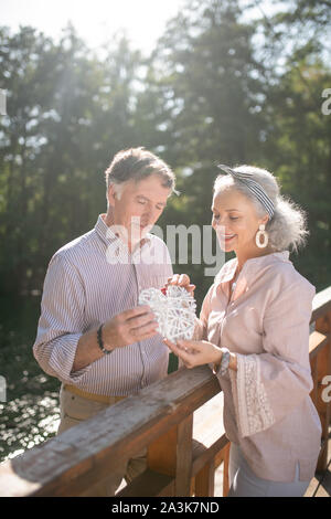Femme présentant peu de coeur à la main à son mari Banque D'Images