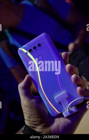 Berlin, Allemagne - Septembre 5th, 2019 : TCL smartphone à l'IFA 2019 PLex Banque D'Images