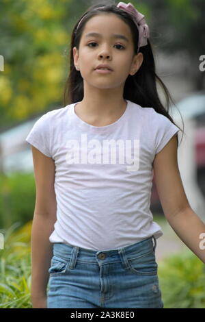 Femme sérieuse Petite Filipina Tween Banque D'Images