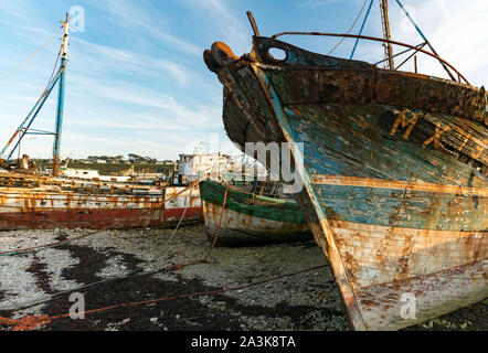 Camaret-Sur-Mer, Finistère / France - 22 août 2019 : ancien bateau de pêche dans le cimetière d'épaves de navires de Camaret-Sur-Mer Banque D'Images