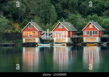 Flam, la Norvège. Les quais de bois rouge célèbre dans la soirée d'été. Petite ville touristique de Flam Sur le côté ouest de la Norvège dans les fjords profonds. Célèbre Landmar norvégien Banque D'Images