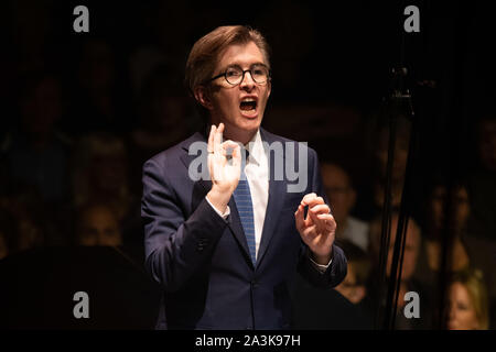 Gareth Malone mène le Bournemouth Symphony Orchestra à Classic FM Live au Royal Albert Hall de Londres. Banque D'Images