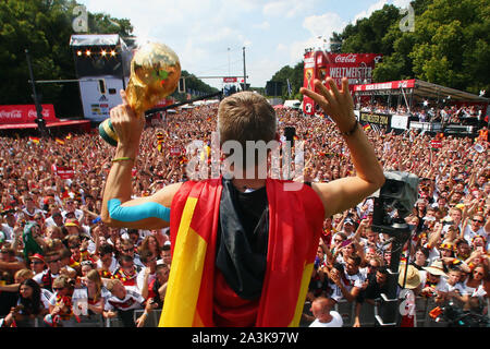 Bastian SCHWEINSTEIGER met fin à sa carrière ! Bastian SCHWEINSTEIGER Archive Photo : (Allemagne) avec le trophée de la Coupe du Monde et drapeau Allemagne réception / parti / Coupe du monde sur un camion / camion pour célébrer l'équipe nationale de football allemande sur le mile du ventilateur à la porte de Brandebourg à Berlin - réception de l'équipe nationale de football allemande à Berlin, DFB Partie Fête de la Champions du Monde sur 15.07.2014 à Berlin, PHOTO PISCINE € | utilisée dans le monde entier Banque D'Images