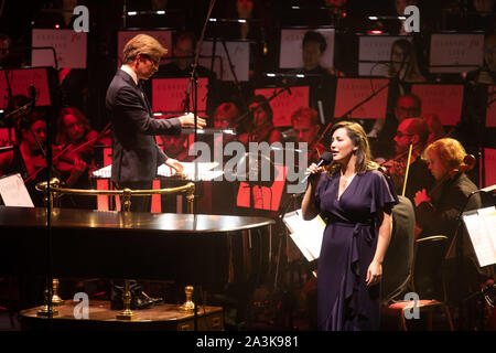 Sara Brimer Davey s'exécute comme Gareth Malone mène le Bournemouth Symphony Orchestra à Classic FM Live au Royal Albert Hall de Londres. Banque D'Images