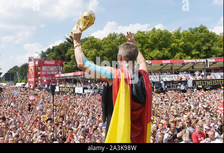 Bastian SCHWEINSTEIGER met fin à sa carrière ! Bastian SCHWEINSTEIGER Archive Photo : (Allemagne) avec le trophée de la Coupe du Monde et drapeau Allemagne réception / parti / Coupe du monde sur un camion / camion pour célébrer l'équipe nationale de football allemande sur le mile du ventilateur à la porte de Brandebourg à Berlin - réception de l'équipe nationale de football allemande à Berlin, DFB Partie Fête de la Champions du Monde sur 15.07.2014 à Berlin, PHOTO PISCINE € | utilisée dans le monde entier Banque D'Images