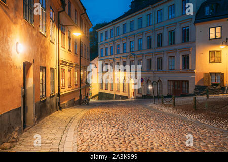 Stockholm, Suède. Vue de nuit sur la rue de Stockholm traditionnels. Quartier résidentiel, rue confortable au centre-ville. D'abord dans le district de Mullvaden Södermalm. Banque D'Images