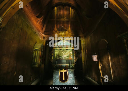 Borgund, la Norvège. Intérieur du célèbre monument norvégien en bois Stavkirke. Ancienne vieille église nef triple en bois. Banque D'Images