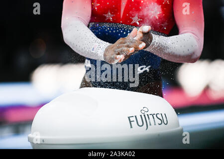 Stuttgart, Allemagne. 05Th Oct, 2019. La gymnastique : Championnat du monde, décision définitive des meilleurs huit équipes, les femmes. Simone Biles des USA frotte ses mains avec du magnésium. Crédit : Tom Weller/dpa/Alamy Live News Banque D'Images