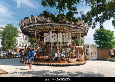 Un carrousel dans la ville maritime de La Rochelle Banque D'Images