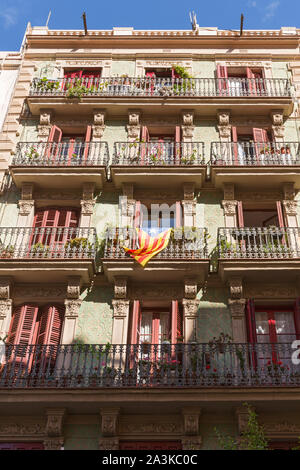 Barcelone, Carrer Cabanes, Wohnhausfassaden Banque D'Images