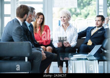Équipe de professionnels ayant une discussion occasionnels en fonction. Les cadres supérieurs ayant friendly discussion pendant les pauses. Banque D'Images