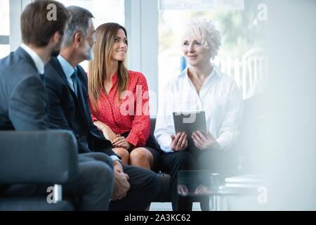 Équipe de professionnels ayant une discussion occasionnels en fonction. Les cadres supérieurs ayant friendly discussion pendant les pauses. Banque D'Images