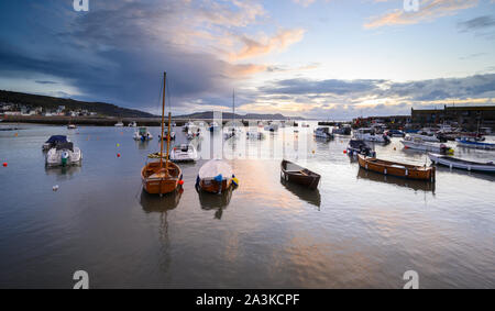 Lyme Regis, dans le Dorset, UK. 9 octobre 2019. Météo France : Moody matin ciel au-dessus de la port de Cobb à Lyme Regis le signal d'arrivée de temps incertain. Credit : Celia McMahon/Alamy Live News. Banque D'Images