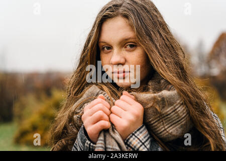 Fille de rousseur à tête rouge en Jaune automne parc. Banque D'Images