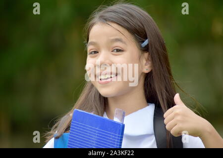 Heureux l'enfant étudiant fille en uniforme avec des livres Banque D'Images