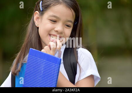 Jeune fille timide minorité enfant étudiant portant l'uniforme scolaire Banque D'Images