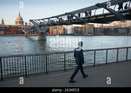 Les piétons circulant sur la rive sud de la Tamise au-delà du Millenium Bridge avec la Cathédrale de St Paul, au-delà, Londres, Angleterre, Royaume-Uni Banque D'Images