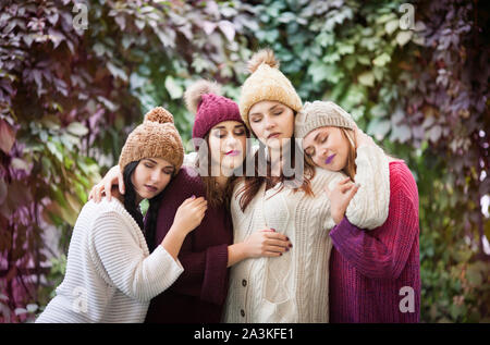 Les meilleurs amis des femmes hug in autumn park. Vie fashion portrait en extérieur. Des émotions positives. Banque D'Images