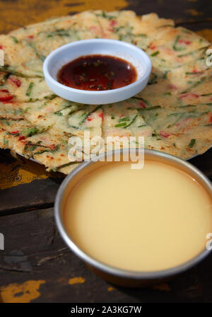 La nourriture traditionnelle coréenne, Gamjajeon et Makgeolli. Banque D'Images