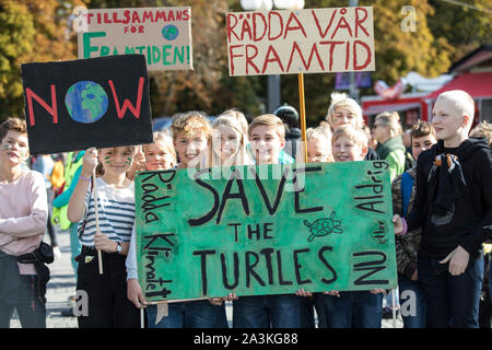 Les étudiants protestataires à Stockholm inspiré par Greta Thunberg participer à l'avenir 'vendredi pour la manifestation à travers la capitale, Suède Banque D'Images