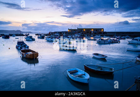 Lyme Regis, dans le Dorset, UK. 9 octobre 2019. Météo France : Moody matin ciel au-dessus de la port de Cobb à Lyme Regis le signal d'arrivée de temps incertain. Credit : Celia McMahon/Alamy Live News. Banque D'Images