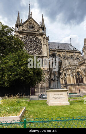 L'église Notre-Dame-de-Paris et le monument au Pape Jean Paul II Banque D'Images