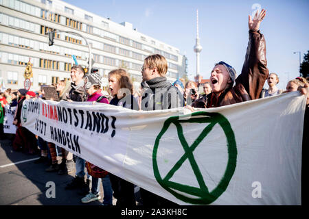 Berlin, Allemagne. 09Th Oct, 2019. Les militants du mouvement de la "rébellion" le bloc d'extinction à l'Mühlendammbrücke Mühlendamm durant la semaine d'action 'Berlin blockieren'. Credit : Christoph Soeder/dpa/Alamy Live News Banque D'Images