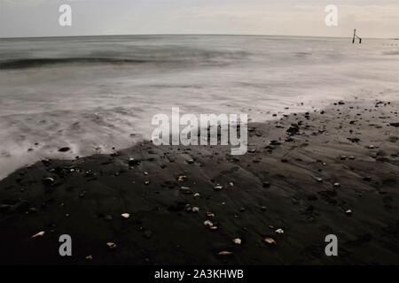 Seascape avec 'mystic' de la mer, effet mer entrant avec de la mousse. Banque D'Images