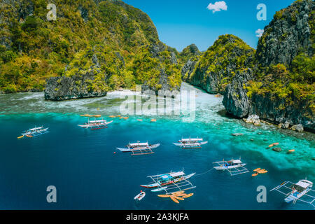 Vue aérienne de bateaux de touristes en face de Big Lagoon à Docks de Miniloc Island, El Nido, Palawan, Philippines. La formation de crête calcaire karstique surréaliste Banque D'Images