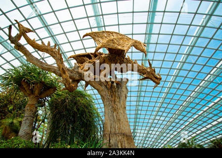 Dragon en bois Sculpture dans le Dôme de fleurs - Singapour Banque D'Images