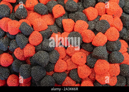 Assortiment de bonbons gommeux, bonbons en forme de framboises et mûres. Vue d'en haut. Fond doux Banque D'Images