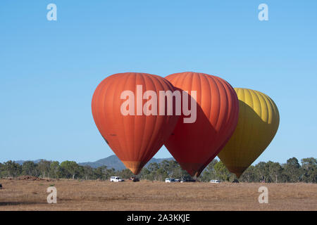 Les ballons à air dans un champ à l'aube avant de décoller, Mareeba, Far North Queensland, Queensland, Australie, FNQ Banque D'Images