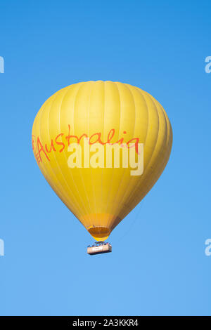 L'air chaud jaune ballon en vol avec l'Australie écrit dessus, Mareeba, Far North Queensland, Queensland, Australie, FNQ Banque D'Images