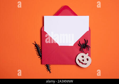 Carte halloween blanc vierge avec les citrouilles et les araignées. Banque D'Images